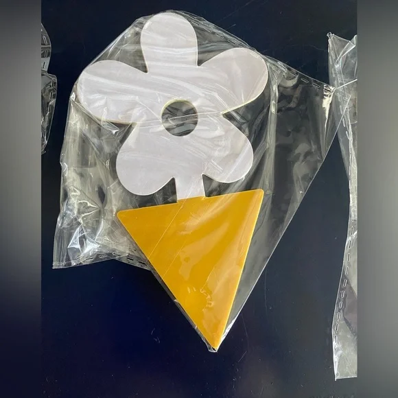 Sticky Gnat Traps (4 Packs 80 Total) Fun Assorted Natural Shapes Non-Toxic New - Picture 6 of 7